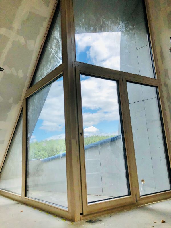 Mediniai langai kaustyti aliuminiu