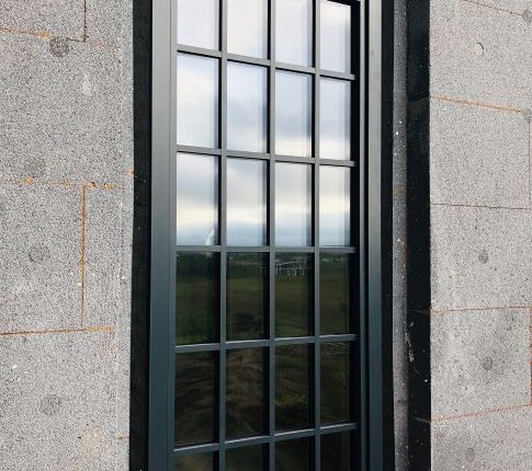Mediniai langai kaustyti aliuminiu A klases namams