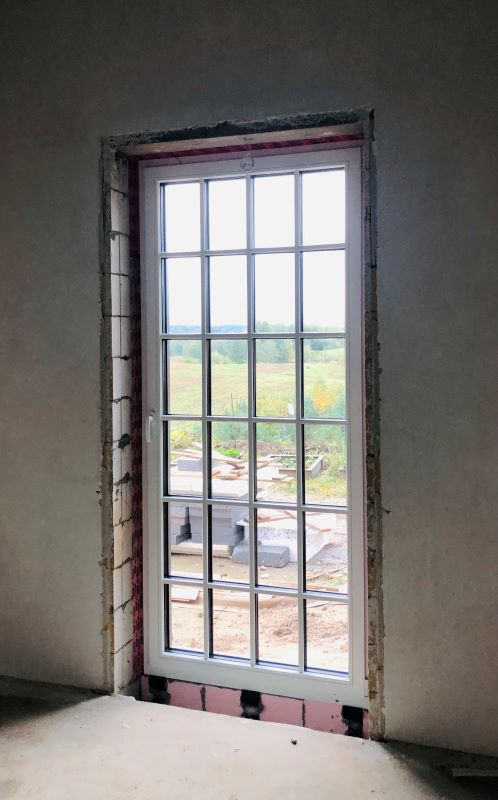 Mediniai langai kaustyti aliuminiu A klases namams